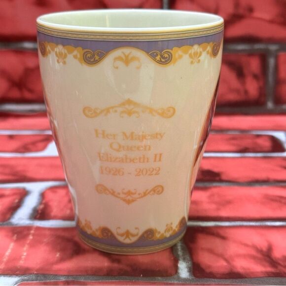 Queen Elizabeth II Commemorative Coffee Mug - Picture 5 of 9